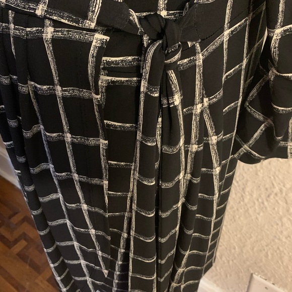 Plus sized geometric print wrap dress 2x - Picture 5 of 6